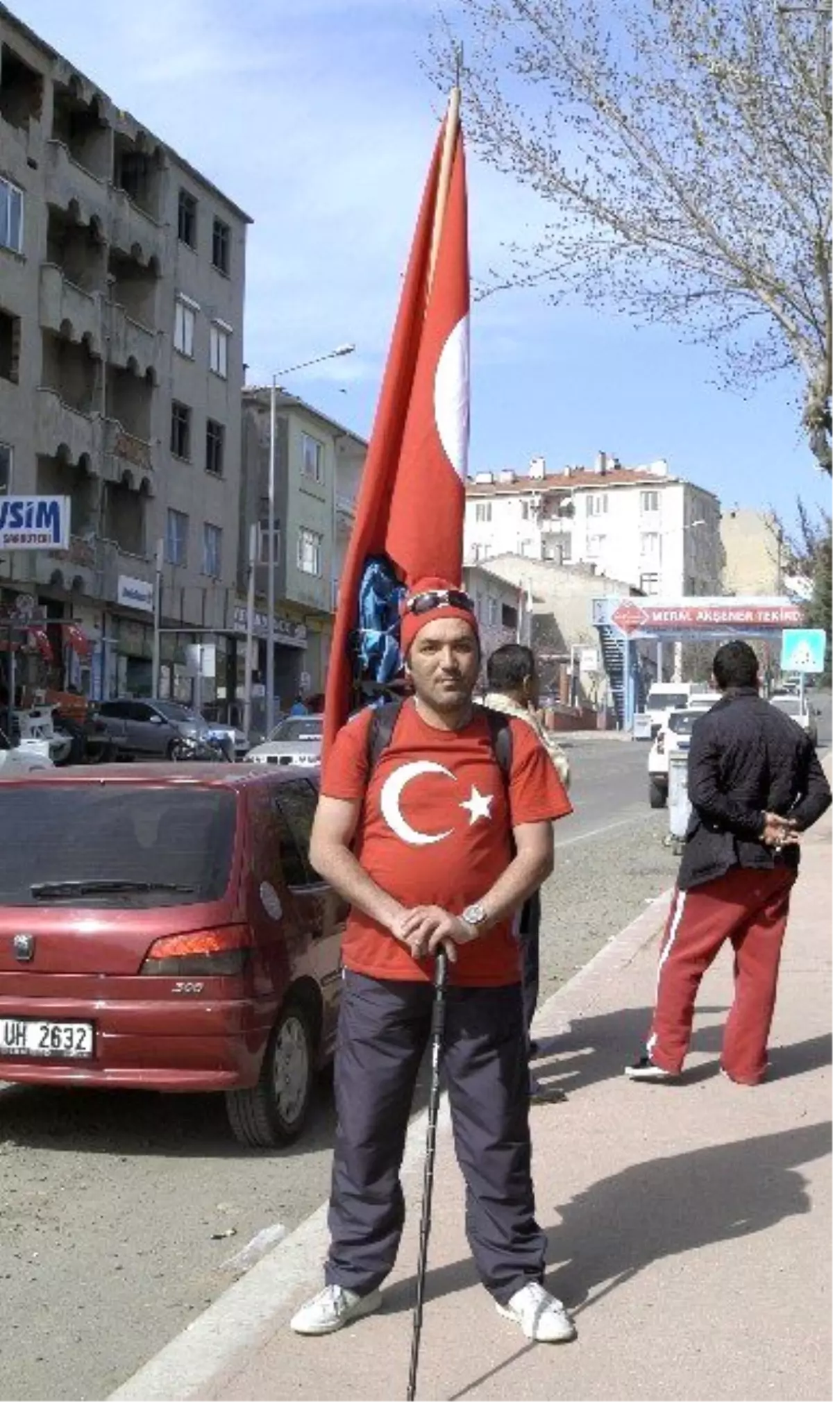 Sırtında Türk Bayrağı ile Çanakkale\'ye Yürüyor