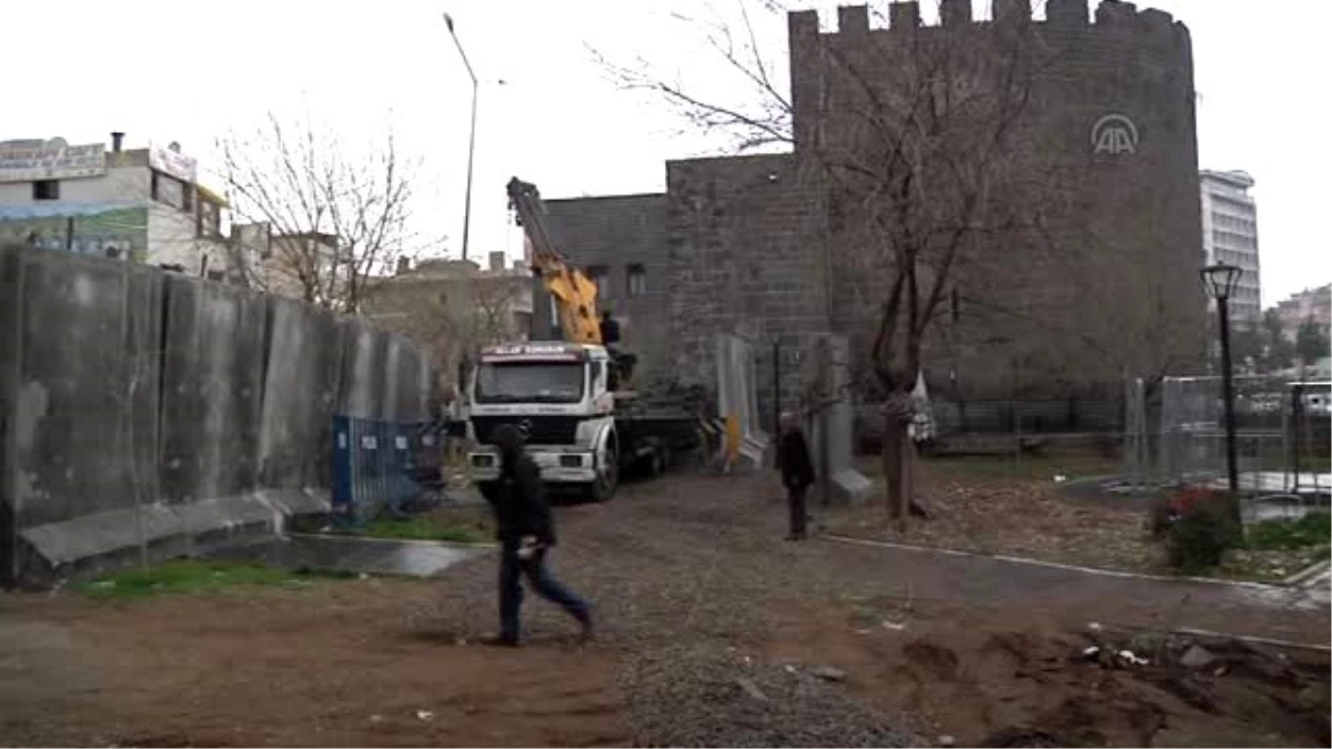 Sur\'daki Terör Operasyonunun Sona Ermesi - Güvenlik Amaçlı Beton Bloklar Yerleştiriliyor