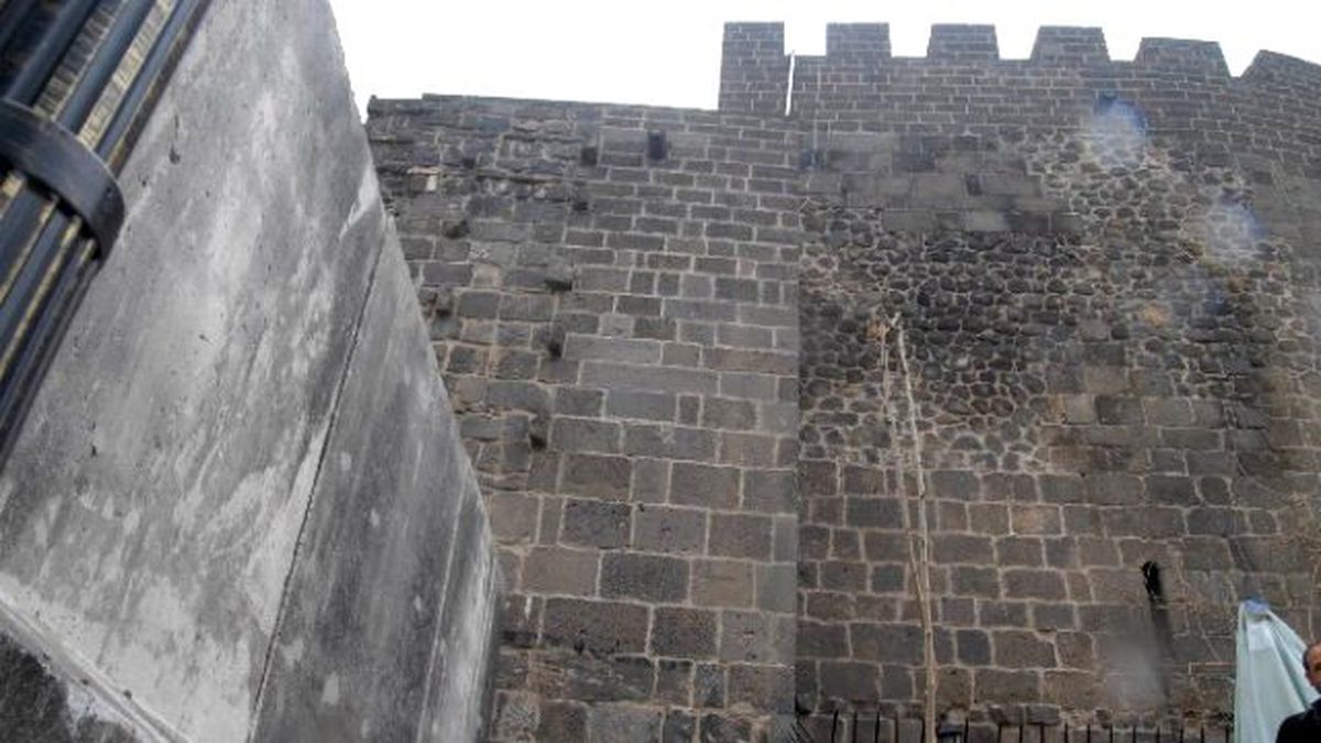 Sur'da Tarihi Surların Aralıkları Ve Kapıları Beton Bloklarla Kapatıldı