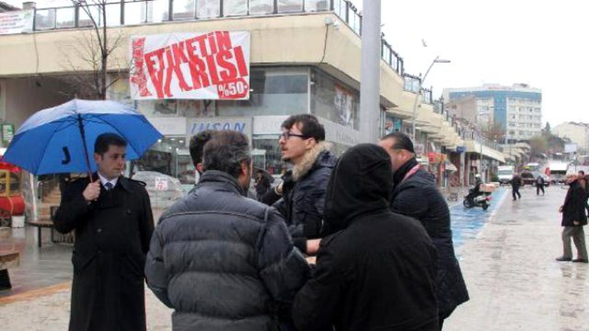 Teröre Tepki İçin Kendini Zincirledi