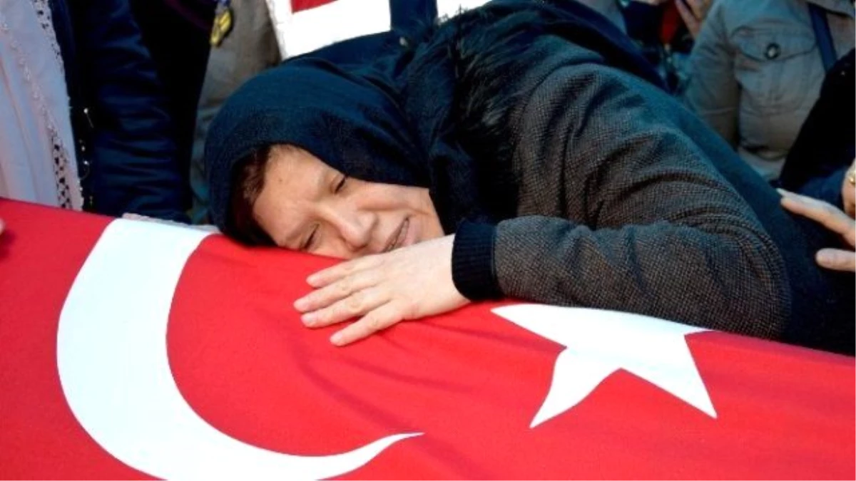 Ankara\'daki Patlamada Hayatını Kaybeden Elif Gizem Akkaya Memleketi Giresun\'da Toprağa Verildi