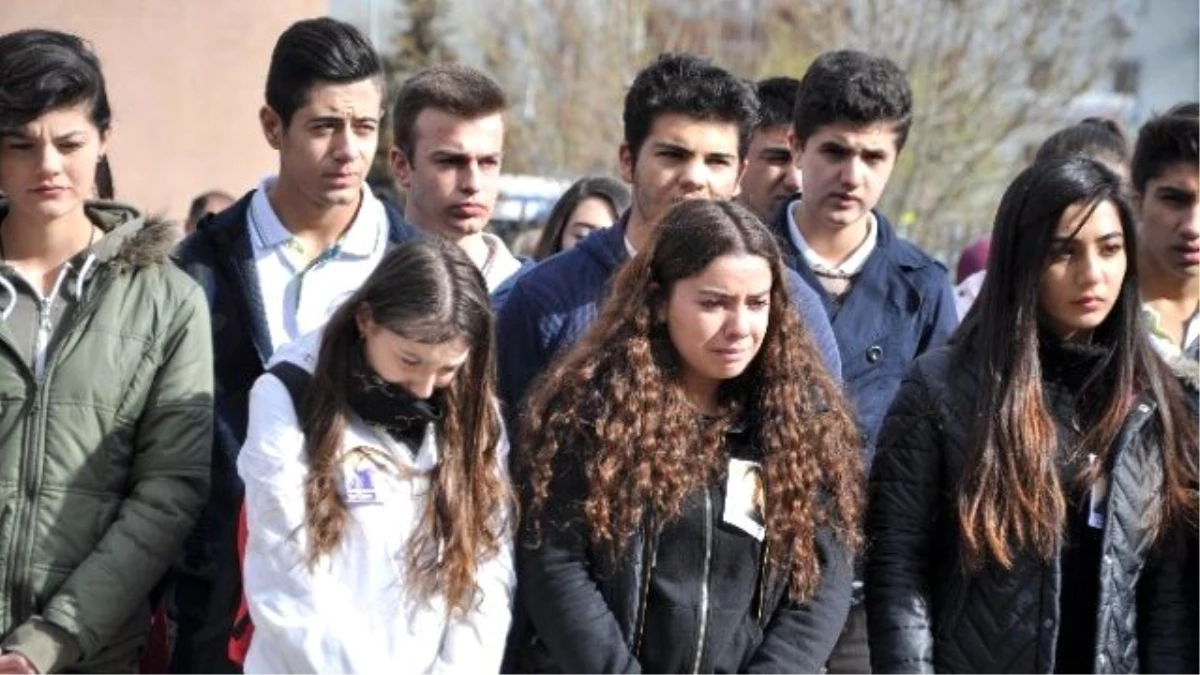 Ankara\'daki Patlamada Hayatını Kaybeden Lise Öğrencisi Okulunda Anıldı