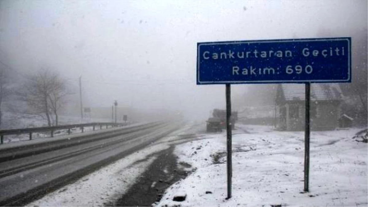 Artvin Cankurtaran Geçidi\'nde Kar Yağışı Başladı