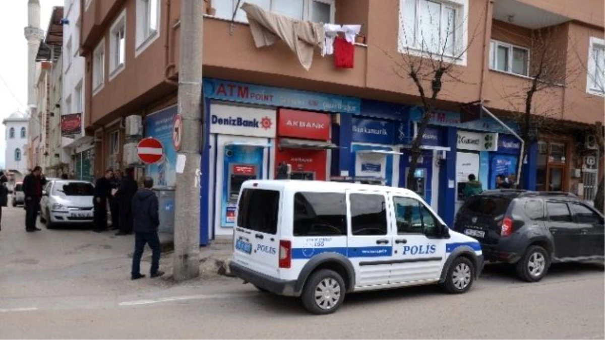 ATM'yi Soymaya Kalkan Hırsız, Banka Görevlisine Takıldı