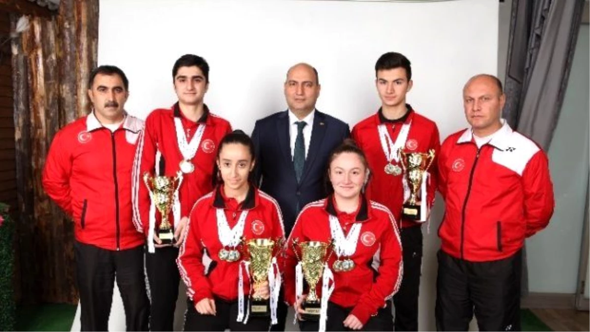 Badmintoncular Avrupa Şampiyonası İçin Polonya\' ya Gittiler