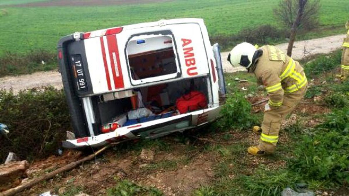 Bandırma\'da Ambulans Devrildi: 5 Yaralı