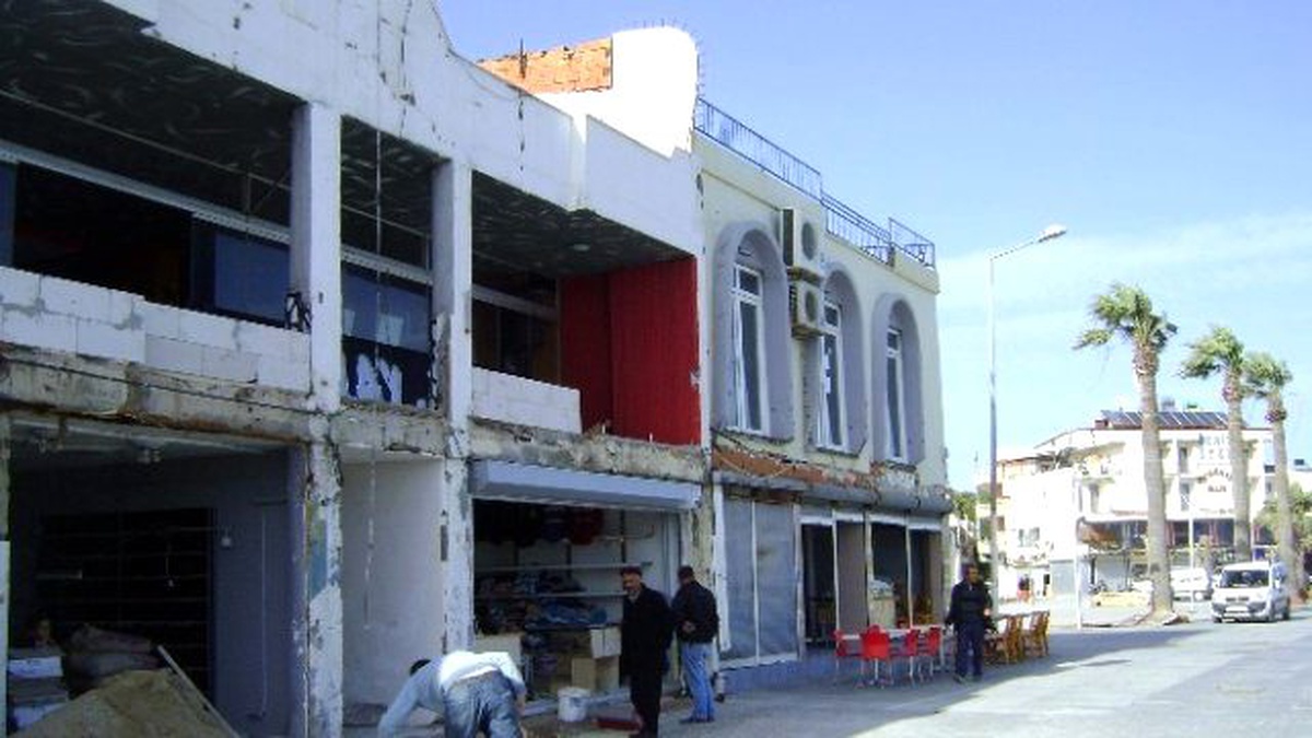 Belediye Yıkımı Sırasında Ölen Teknisyen Anıldı