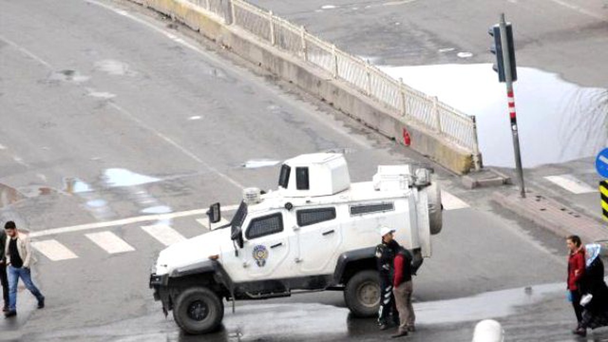 Diyarbakır\'da Çatışma: 1 Polis Şehit, 3 PKK\'lı Ölü Ele Geçti (2)