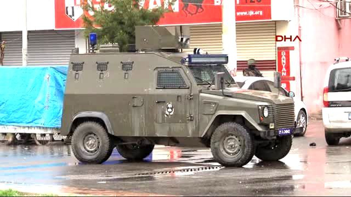 Diyarbakır\'da Çatışma: 1 Polis Şehit, 3 PKK\'lı Ölü Ele Geçti