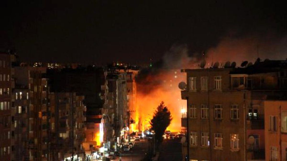 Diyarbakır'da YPS'liler Silahlarla Sokaklara İndi, Şehri Yaktı