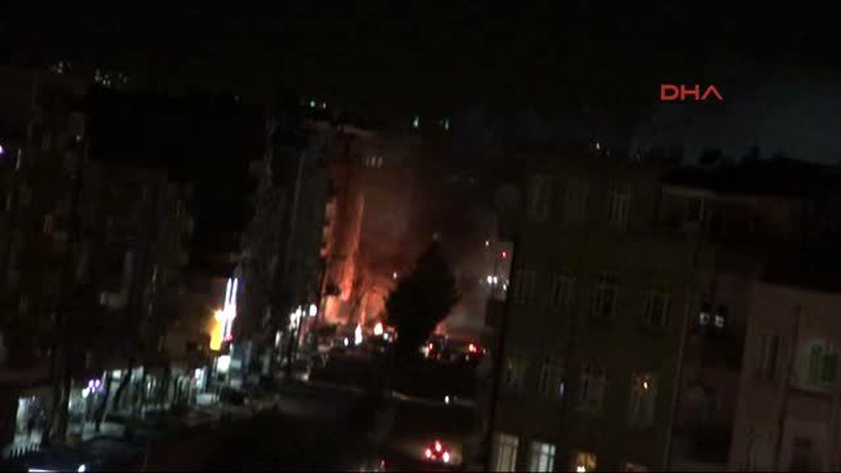 Diyarbakır\'da Silahlı Göstericiler Kent Merkezinde Yol Kesti, Yoğun Çatışma Yaşandı