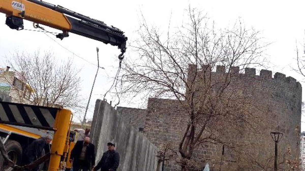 Diyarbakır Valiliği: Sur\'daki Beton Bloklar, Çalışmalar Tamamlanınca Kaldırılacak
