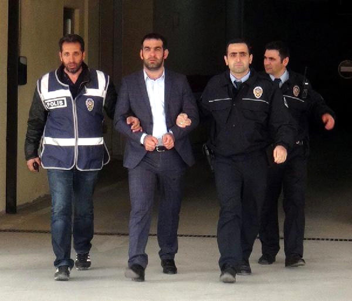 Edirne\'de Hdp Binasına Silahla Saldıran Zanlı Tutuklandı