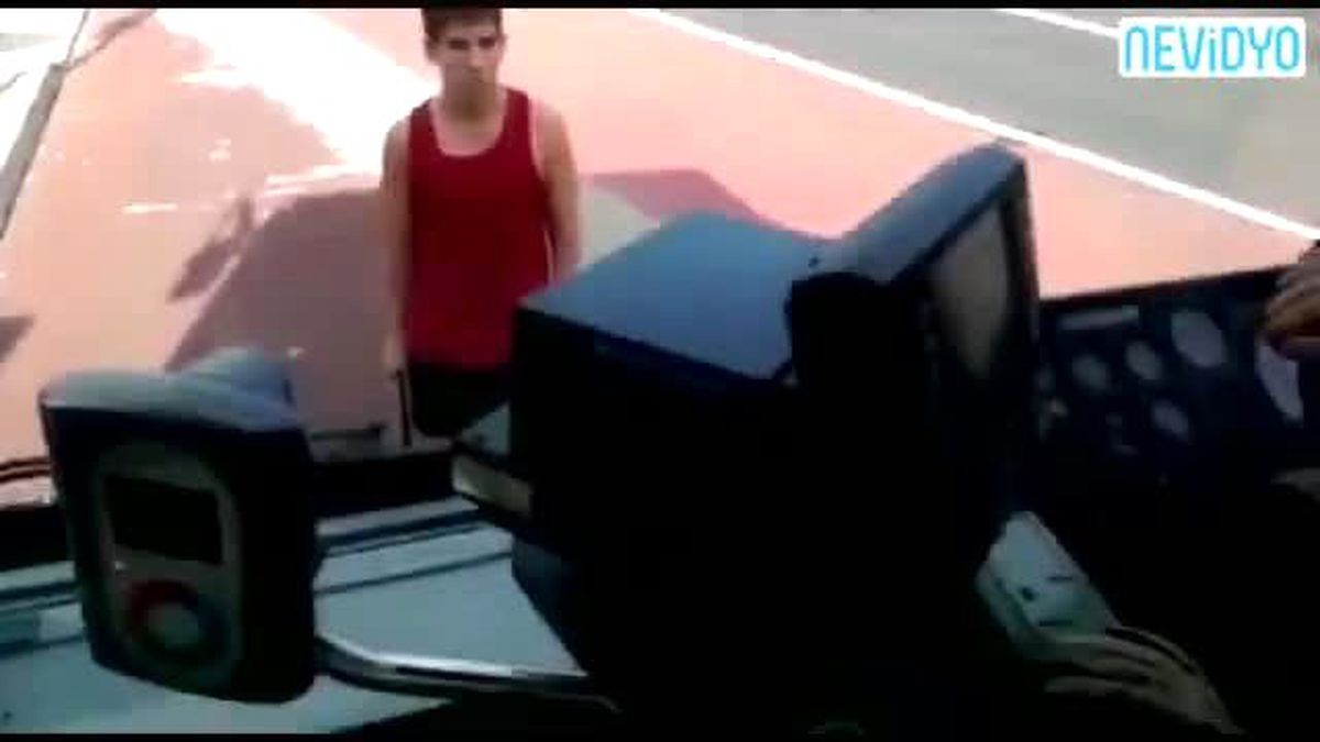 Genç Adam Otobüs Şoförüne Sinirlenince...