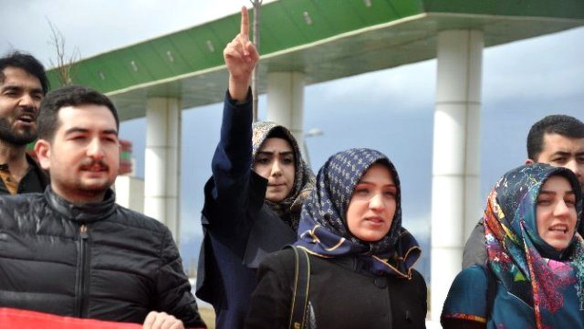 Gençlerden Teröre Bayraklı Tepki