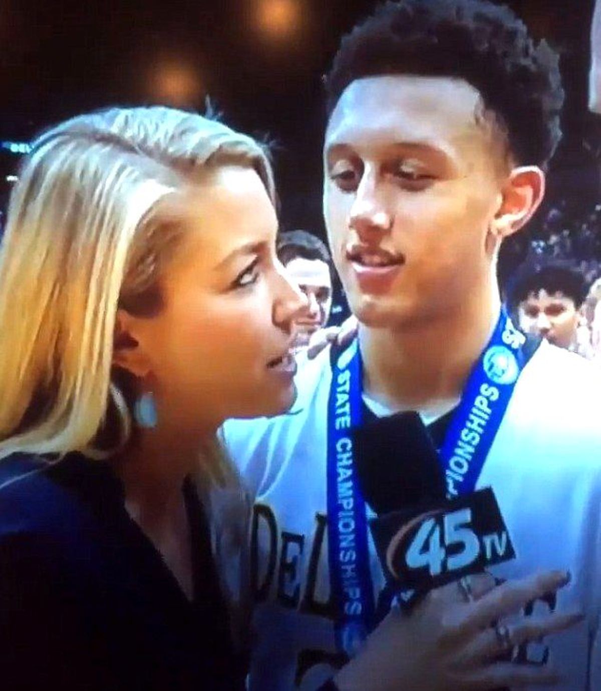 Kadın Spikerden Gözlerini Alamadı