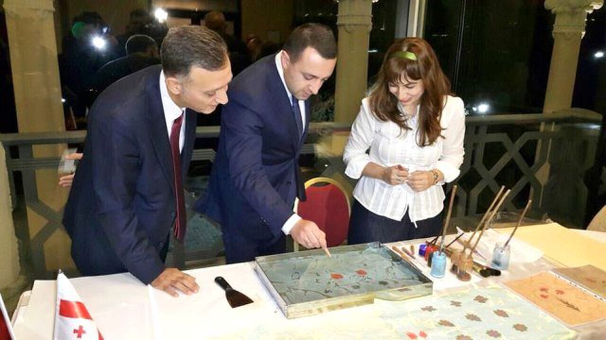 Gürcistan Başbakanına ebru yaptırdı