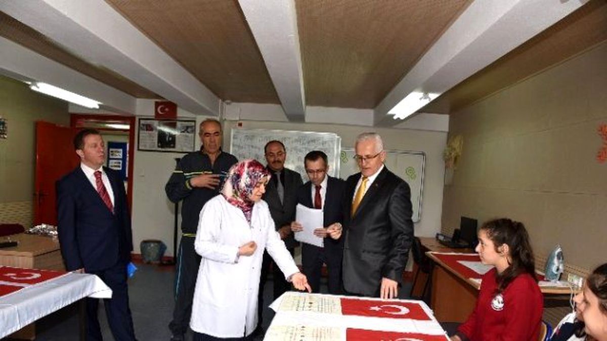 İşitme Engelli Öğrenciler, Yüzlerce Türk Bayrağı Dikti