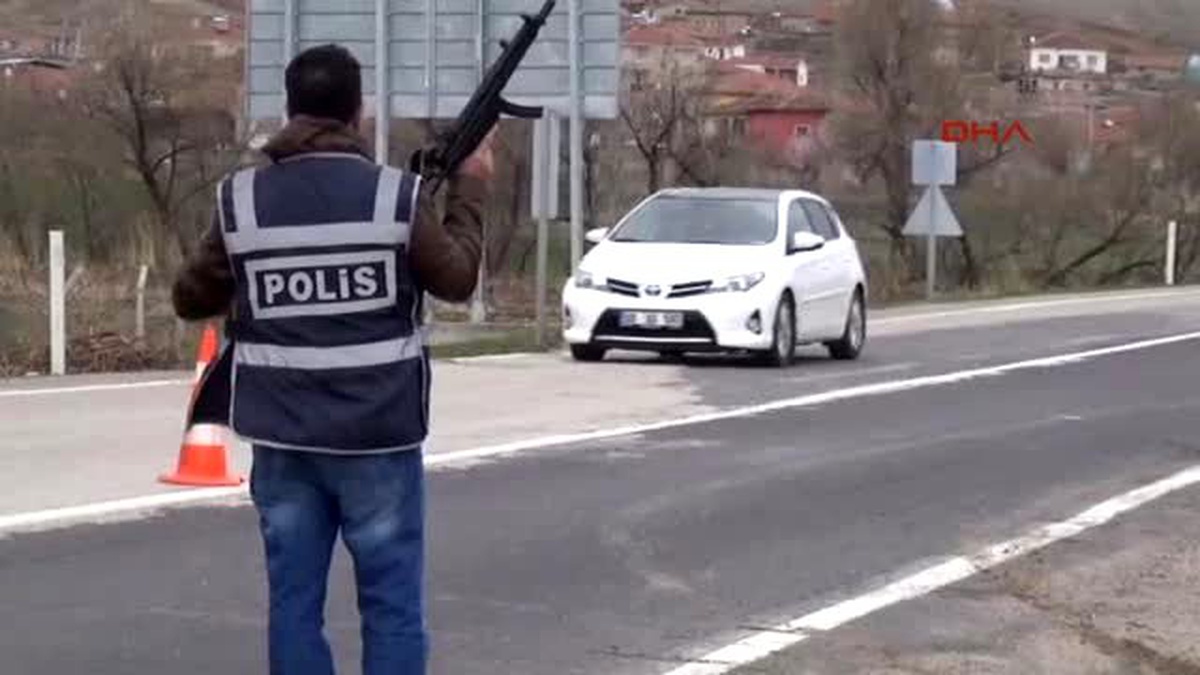 Jandarma\'nın \'Dur\' İhtarına Uymayıp Kaçan Otomobil, 30 Kilometre Sonra Durduruldu