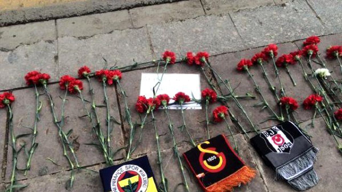 Kaldırıma Bırakılan Karanfillerin Arasına \'Alışmıcam Kardeşim\' Yazılı Not Kondu