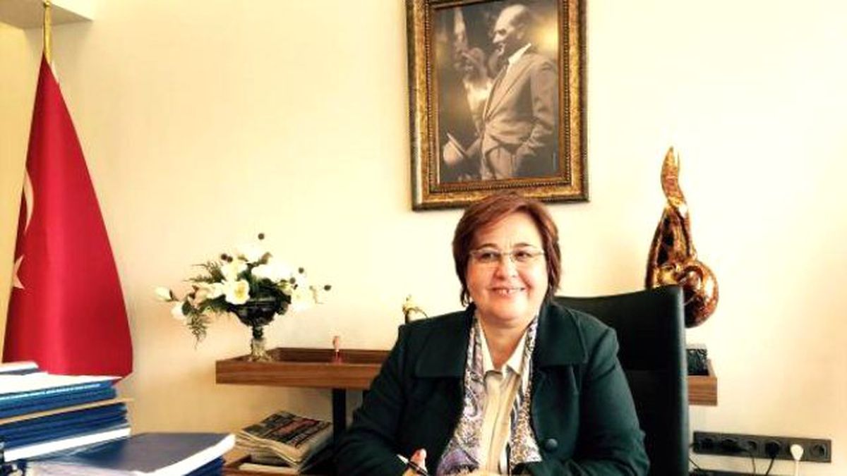Konak Caddelerinde \'Kaç Canımız Kaldı\' Afişleri