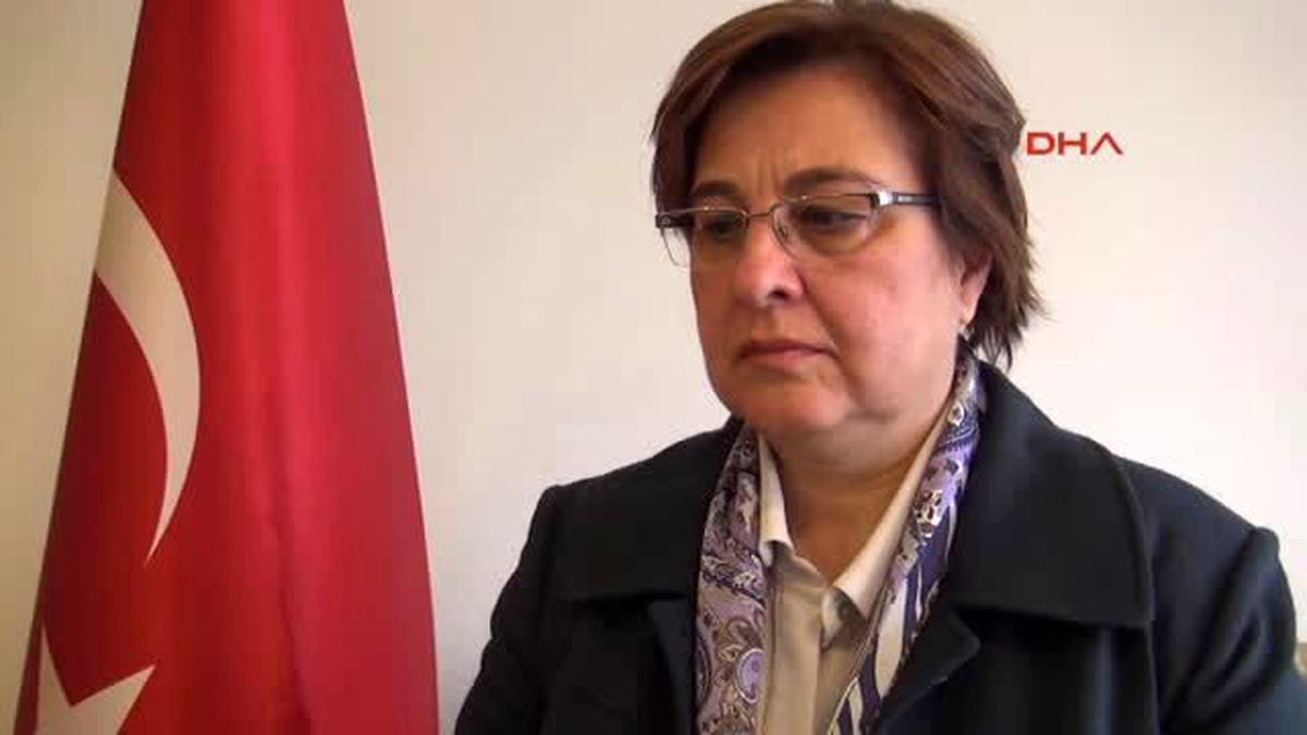 Konak Caddelerinde "Kaç Canımız Kaldı" Afişleri