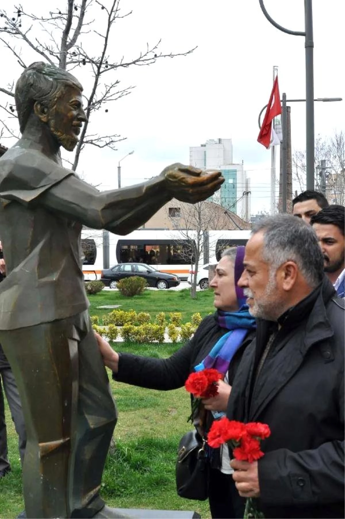 Korkmaz Çifti, Oğulları Ali İsmail\'in Heykeline Karanfil Bıraktı