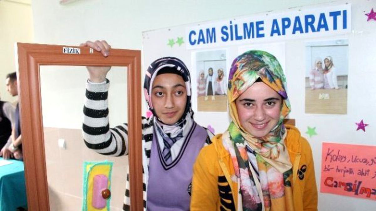 Liseli Öğrenciler Projelerini Sergiledi