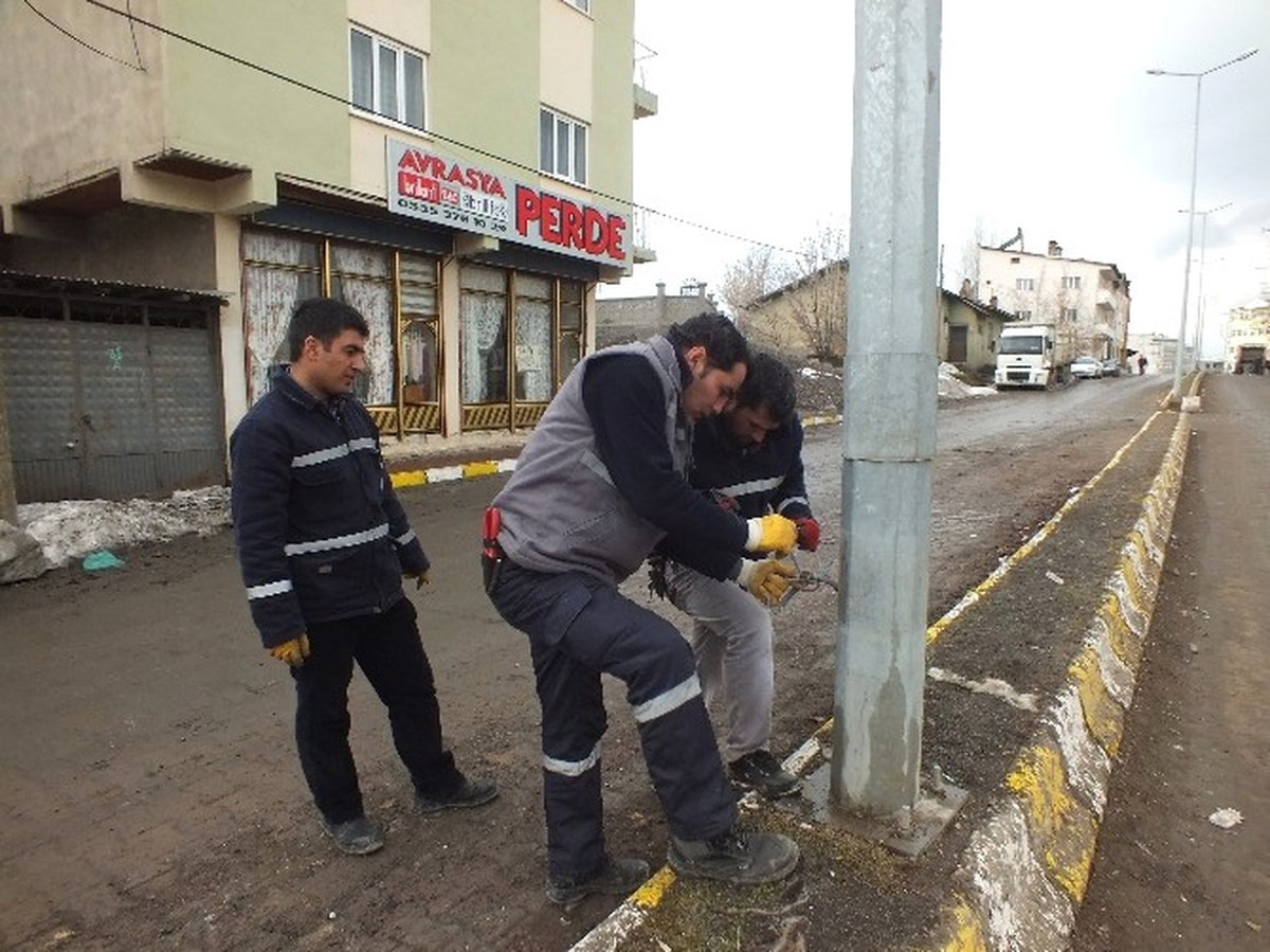 Malazgirt\'te Sokak Lambaları Yenileniyor