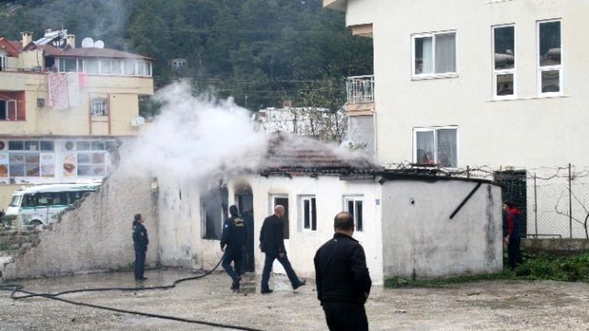 Marmaris\'te Boş Binada Yangın Paniği