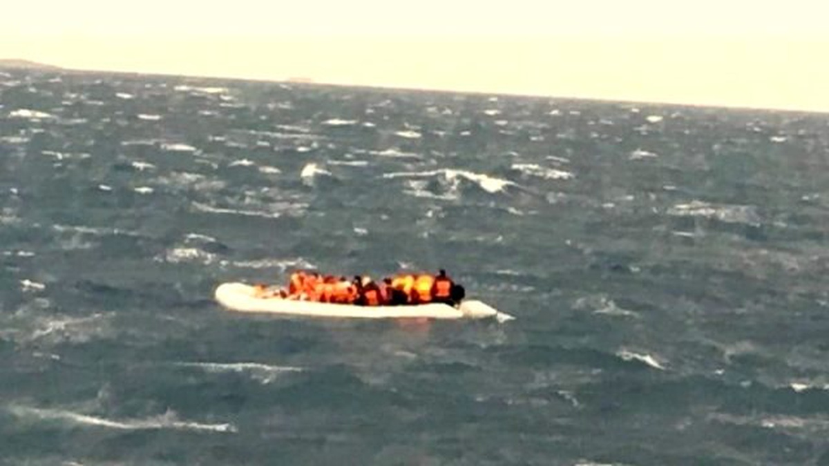 Sahil Güvenlik Ekipleri İzmir\'de 56 Göçmeni Kurtardı
