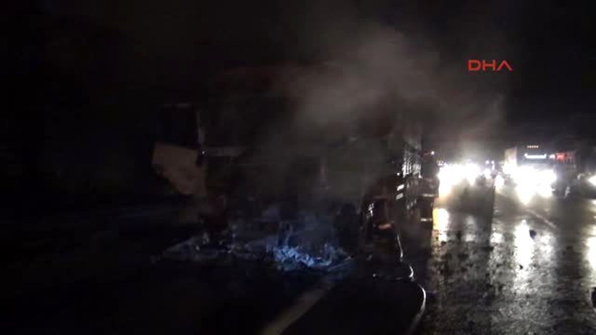 Sakarya Motoru Tutuşan Tır Yandı