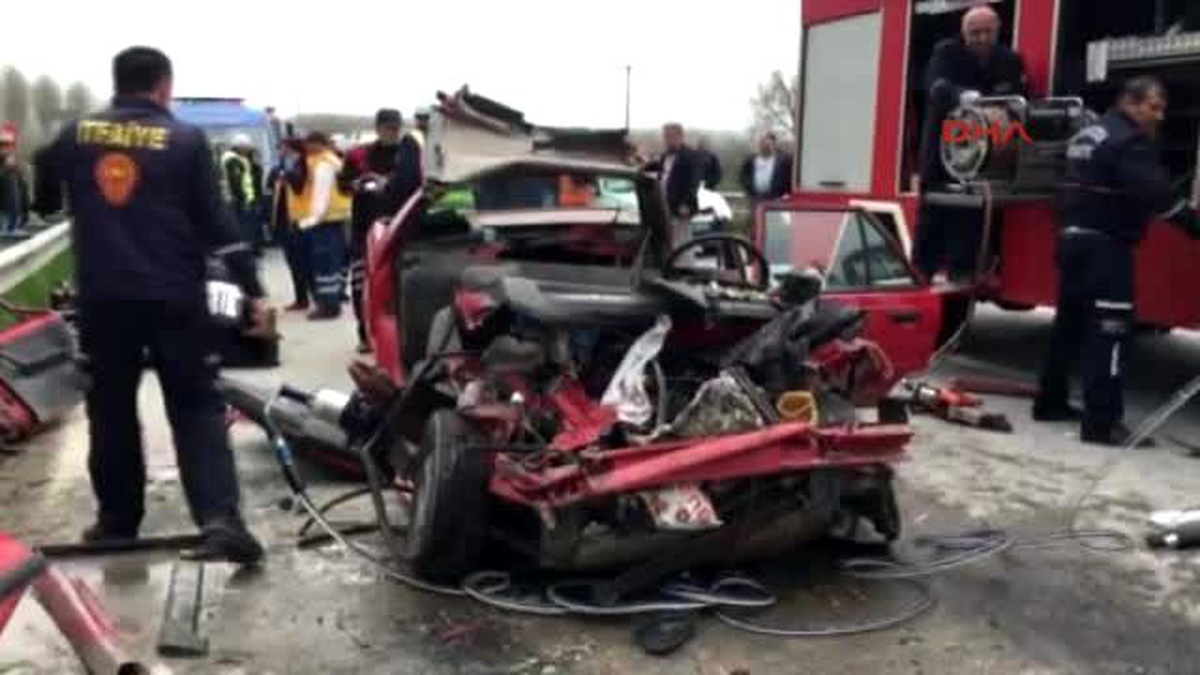 Sakarya Otomobil Tır\'a Çarptı: 3 Ölü, 2 Yaralı