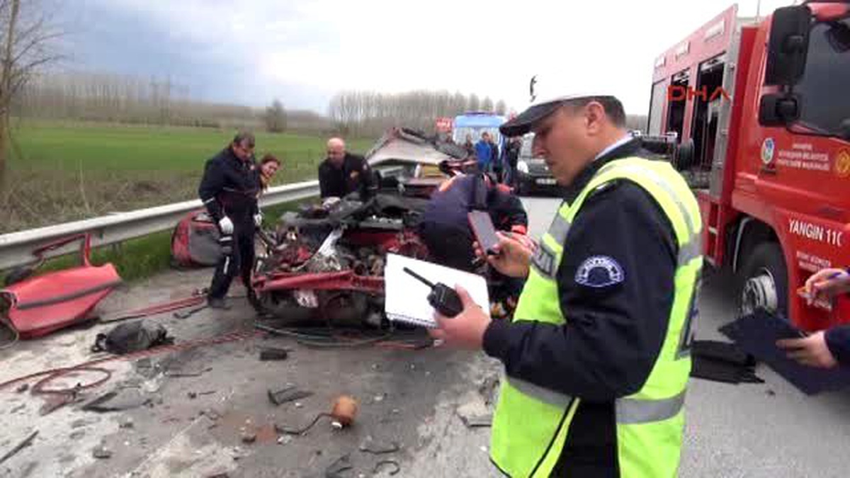 Sakarya - Otomobil Tır\'a Çarptı 4 Ölü, 1 Yaralı