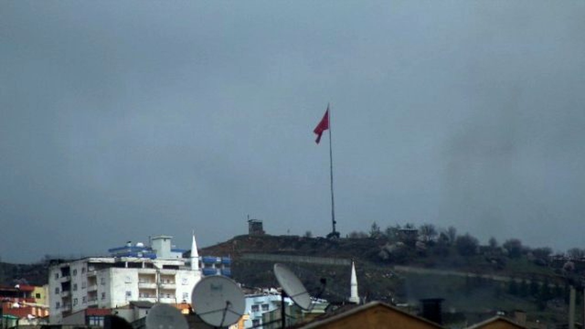 Şırnak\'ta Barikatlar Top Atışlarına Tutuldu