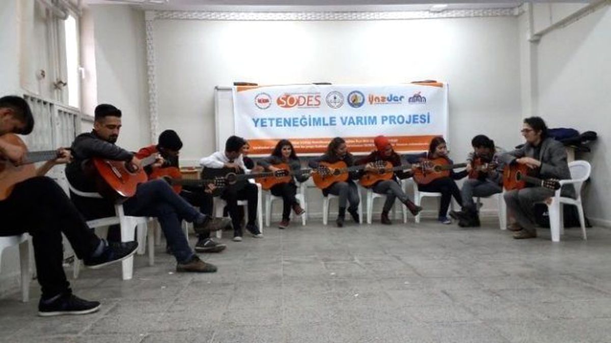 Sodes\'le Gençler Gitar Öğreniyor