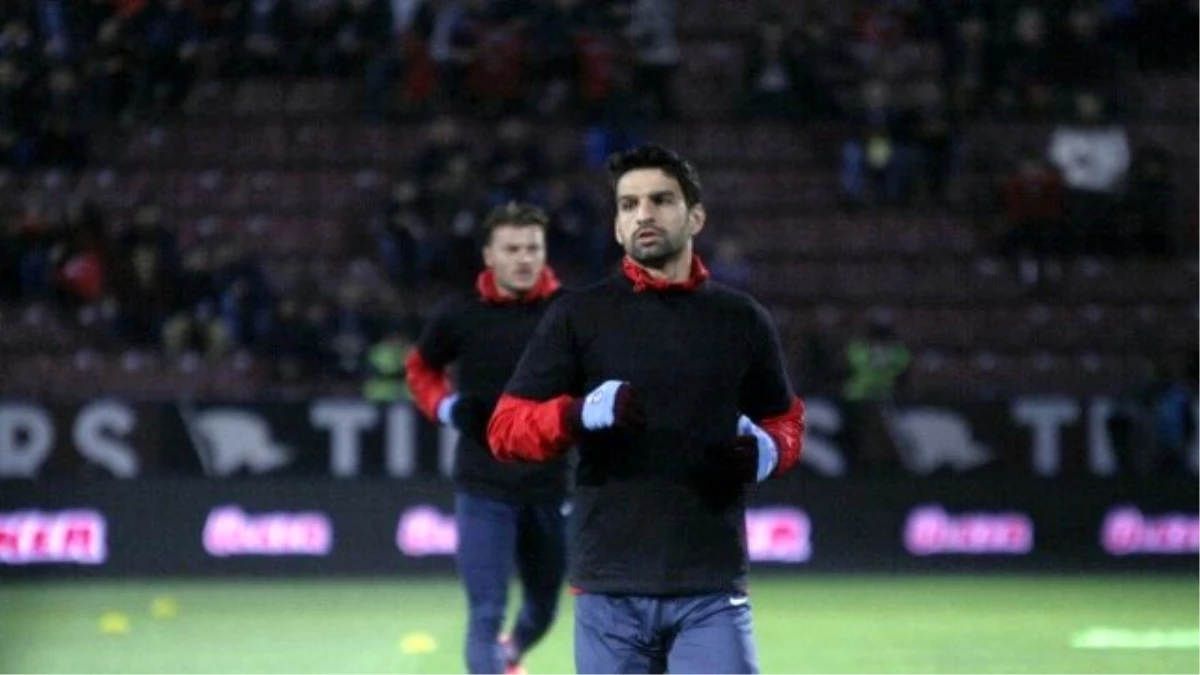 Trabzonspor Isınmaya Siyah Tişört ile Çıktı