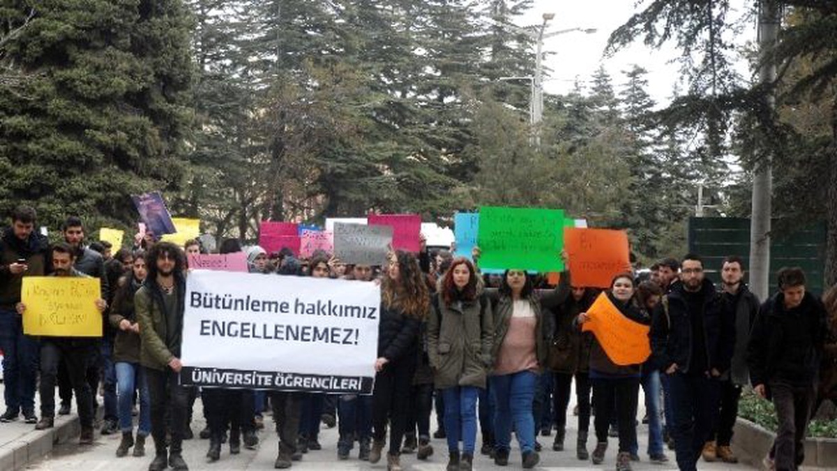 Üniversite Öğrencilerinden İlginç Bütünleme Protestosu