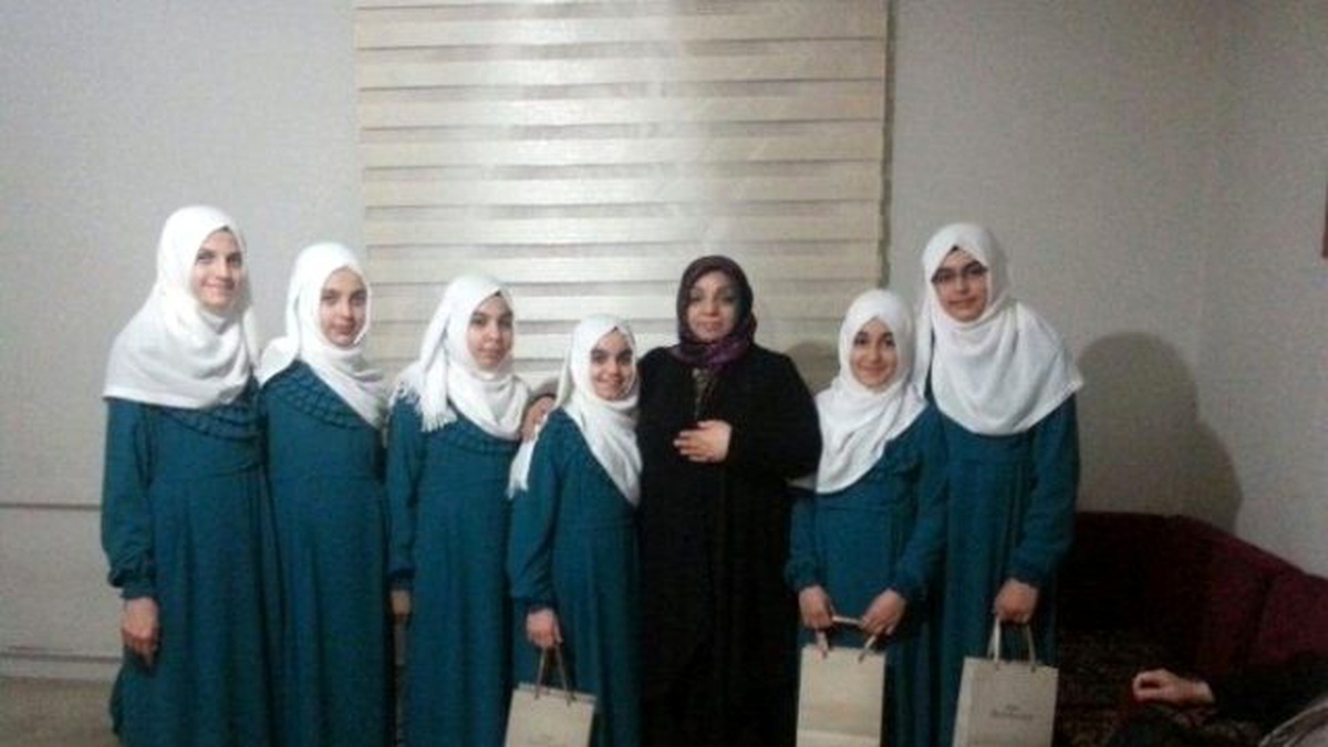 Vali Kahraman\'ın Eşi Muhsine Kahraman Hafızlığını Tamamlayan Öğrencileri Unutmadı