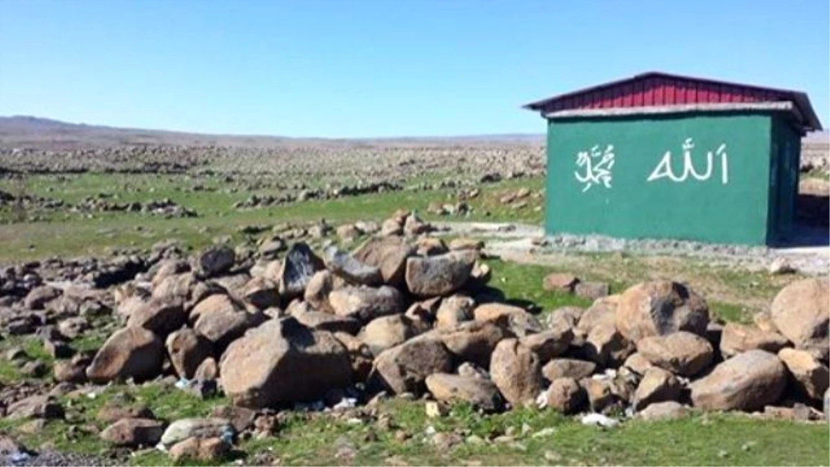 Viranşehir Diyarbakır Yol Özerin de Bulunan Kania Reş\'e Hayırsever Bir Vatandaş Mescid Yaptı
