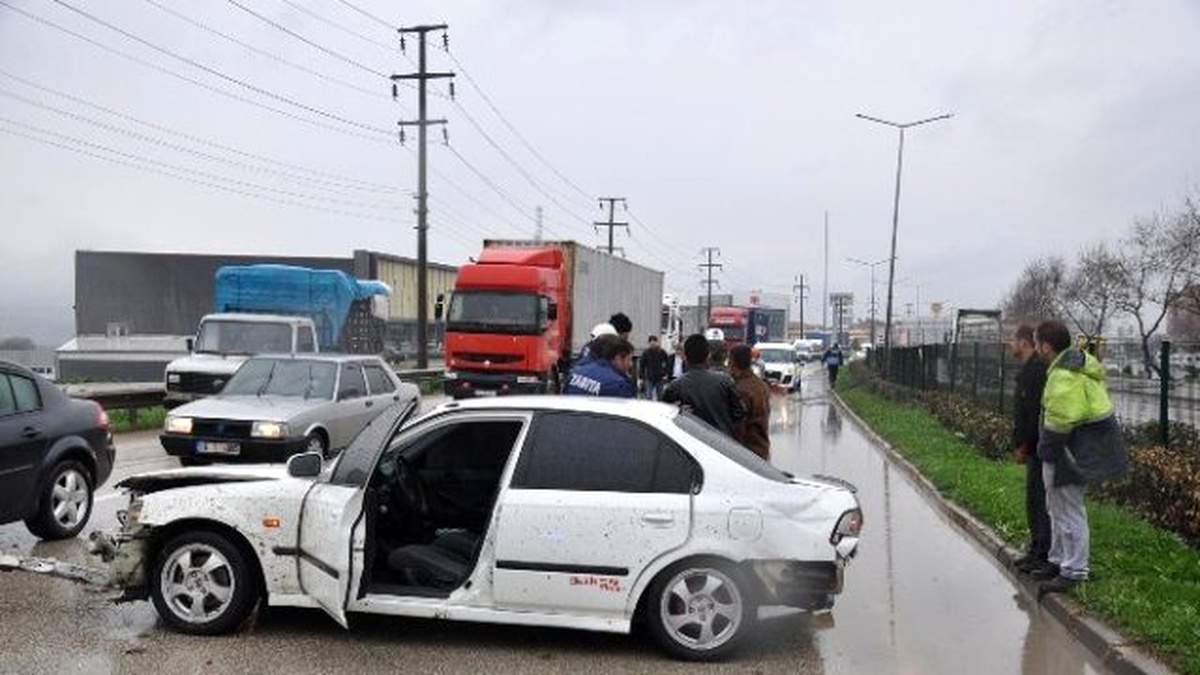 Yağmurda Karşı Yöne Geçti İki Kamyona Birden Çarptı