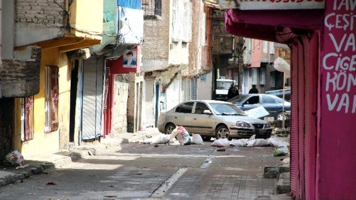 Diyarbakır'da 3 Polisin Yaralandığı Çatışma Kamerada