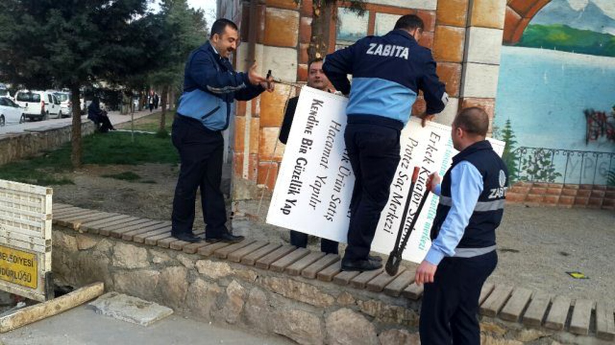 Zabıtadan İzinsiz Reklam Panosu Operasyonu