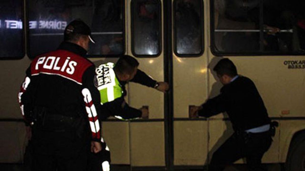 15 Kişilik Köy Minibüsünden 43 Mülteci Çıktı