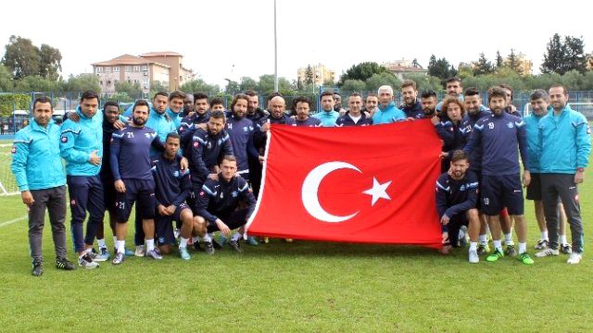 Adana Demirspor Antrenmana Türk Bayrağıyla Çıktı