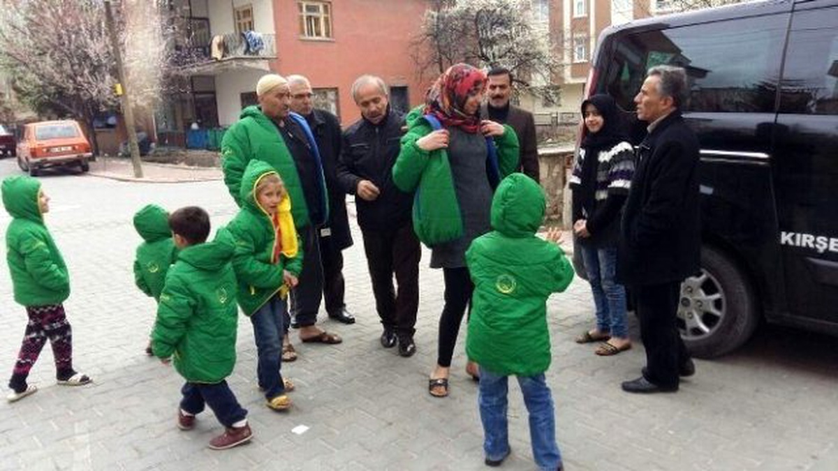 AK Parti Teşkilatı Türkmenlere Mont Yardımı Yaptı