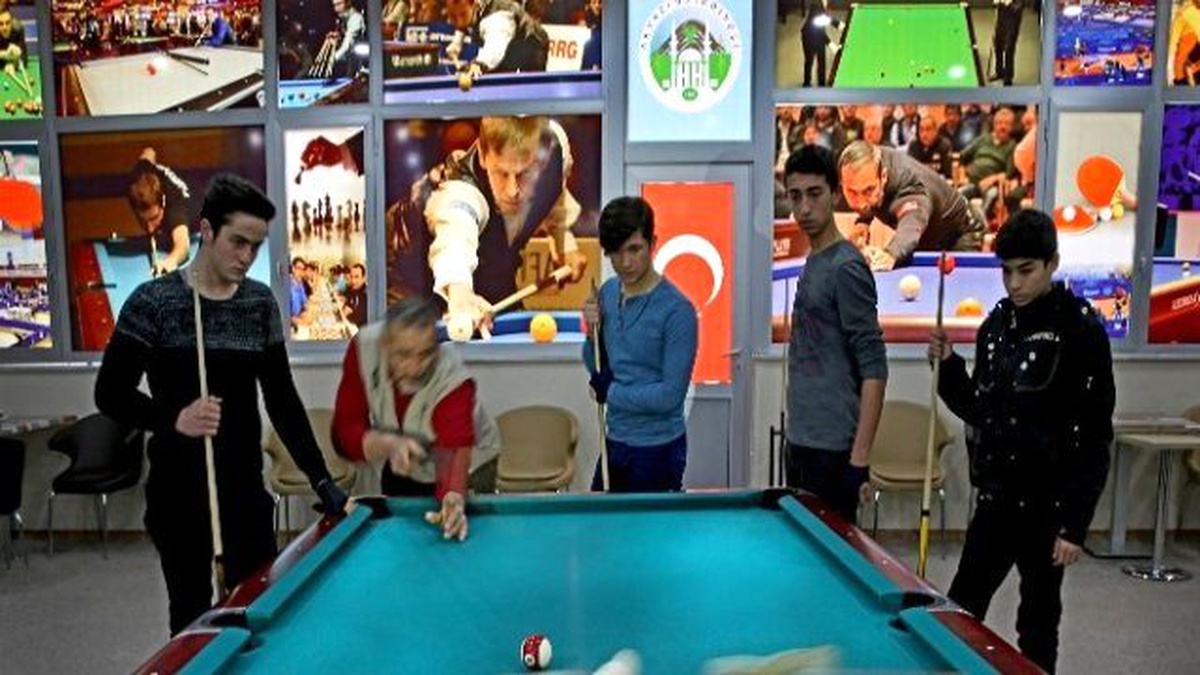 Akyazı Gençlik Lokalinde Bilardo Eğitimi Veriliyor