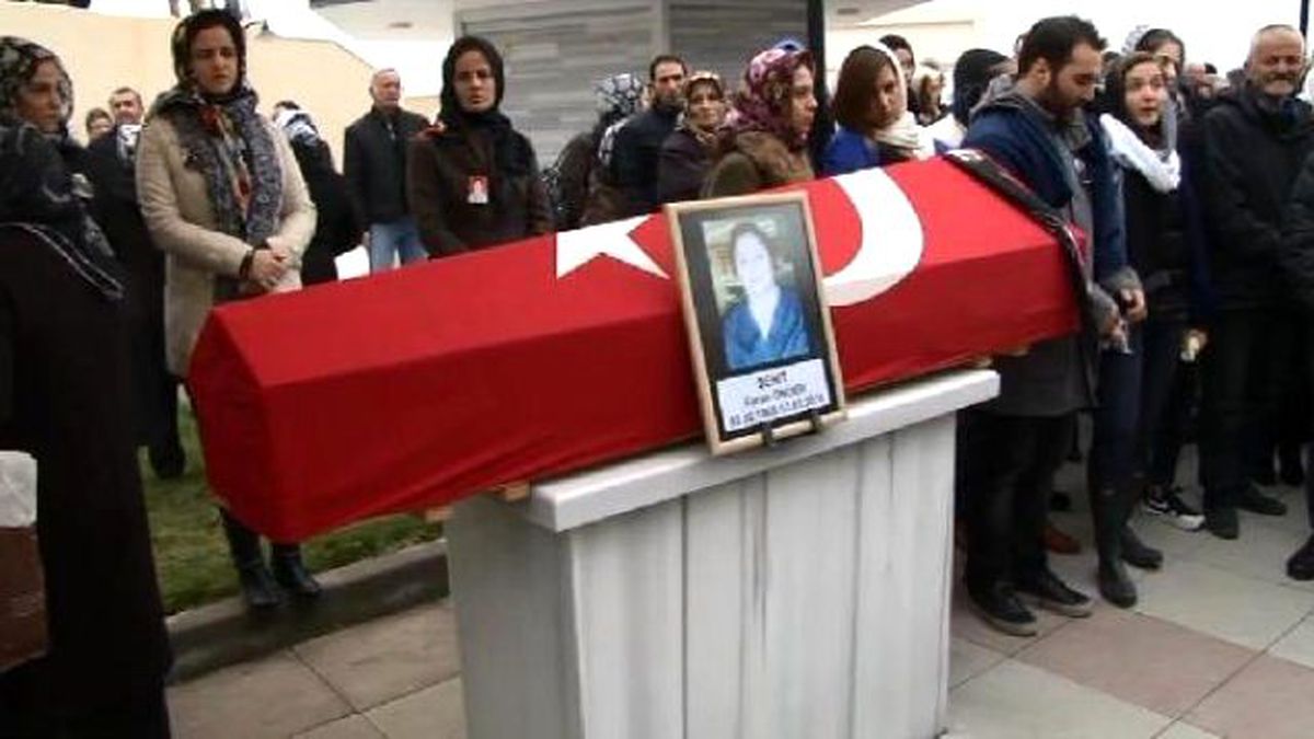Ankara\'daki Patlamada Hayatını Kaybeden Ferah Önder Son Yolculuğuna Uğurlanıyor