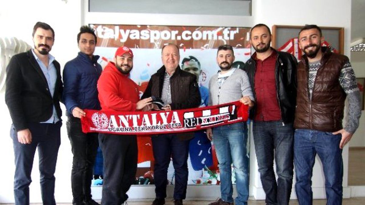 Antalyaspor Taraftarından Gencer\'e Hediye Çorap