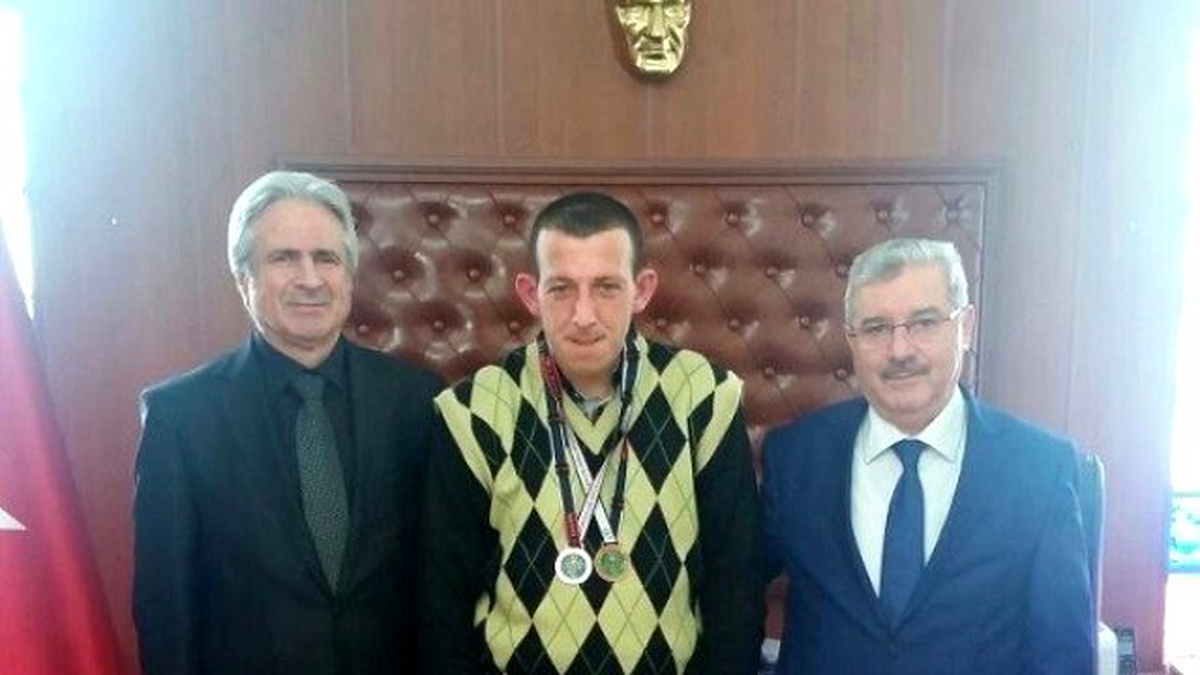 Başarılı Sporcudan İl Özel İdaresi Genel Sekreteri Eser\'e Ziyaret